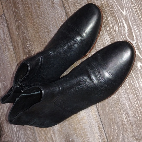Cole Haan black leather and suede ankle zip booties. Size 9 - Picture 1 of 11